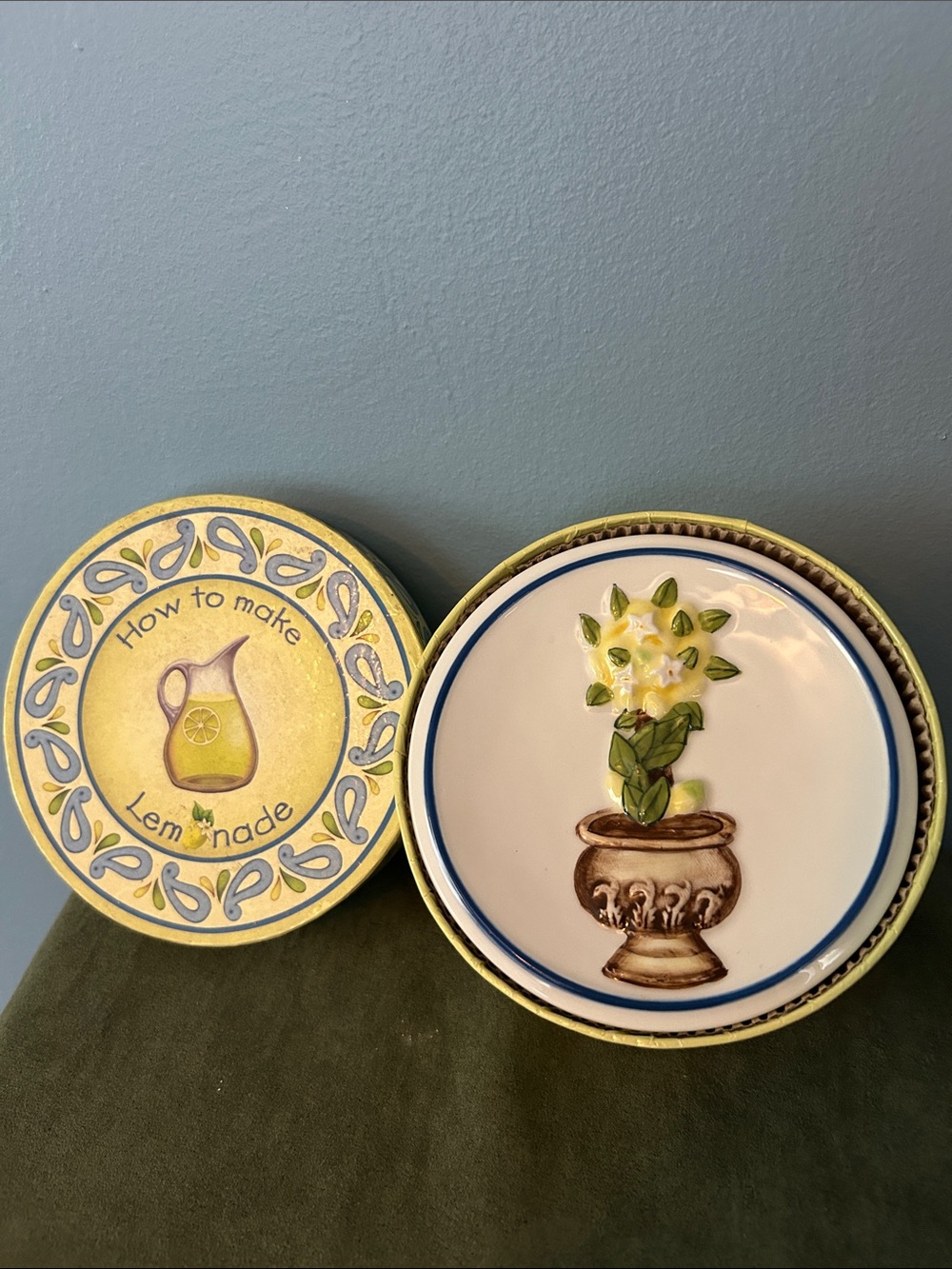 Sorrento Miniature Lemon Plates 3D Majolica -like  Yellow and Blue Set of 4 EUC